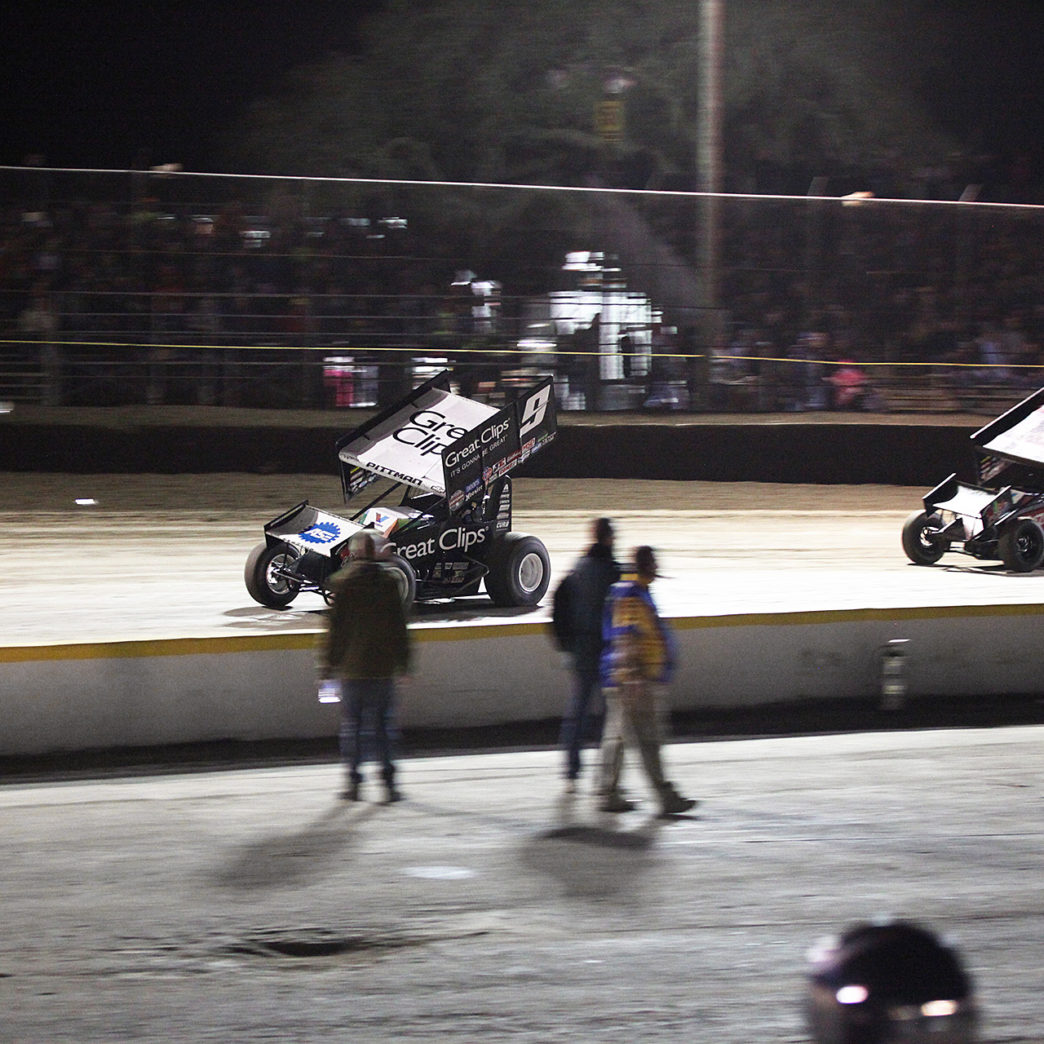 Daryn Pittman leads Brad Sweet at Volusia before eventually being overtaken by Sweet to finish 2nd in the Friday night Outlaw Series race during The 2016 DIRTcar Nationals in Florida.( Jeffrey Turford / TDP )