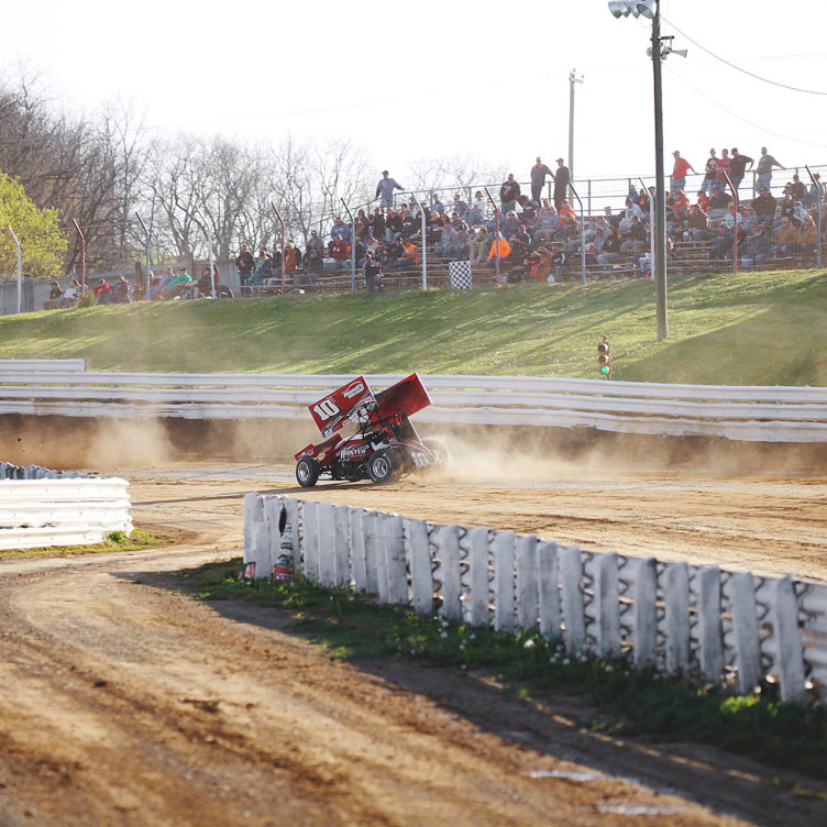 Ohio native; Chad Kemenah pushes through turn 1 during qualifying at Selinsgrove Speedway in 2016. ( Jeffrey Turford / TDP )