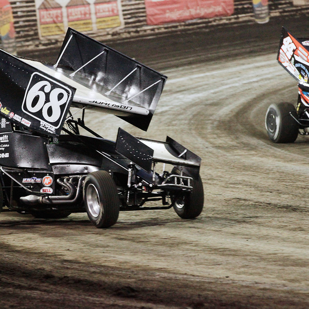 Chase Johnson and Chris Martin battle for position in the D Main at The 2016 Knoxville Nationals. ( Jeffrey Turford / TDP )